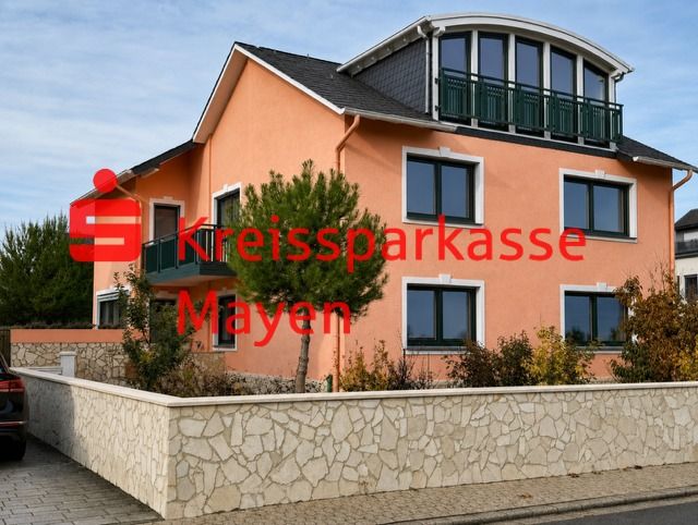 Großzügiges Zweifamilienhaus mit Garten und Ausbaupotenzial